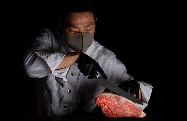 The Premium A5 Wagyu Tour in Shinjuku – With Free-Flow Drinks