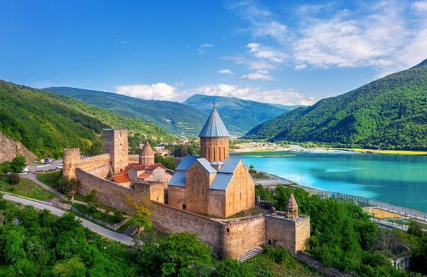 Day Trip to Gudauri and Kazbegi Including 4WD