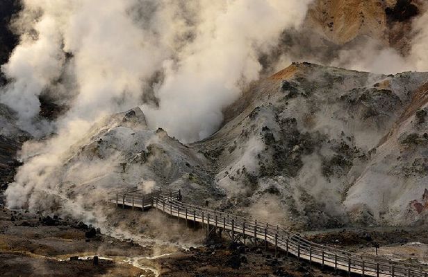 Mount Usu and Lake Toya Day Tour from Sapporo