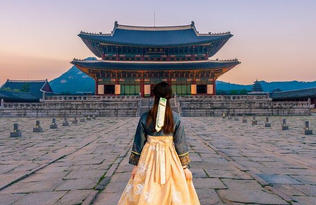 Gyeongbokgung Palace, Bukchon Village and GwangJang Tour in Seoul