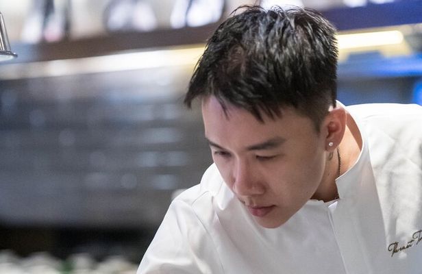 Hanoi Street Food Tour by Motorbike or Walking with Local Guide