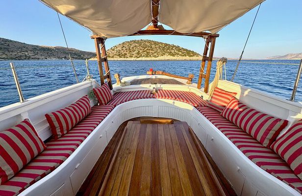 Private Cruise: Explore Rina’s Cave & Enjoy Fresh Seafood Onboard