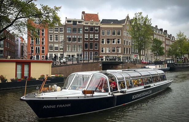 Amsterdam Classic Canal Cruise with Live Guide and Two Drinks