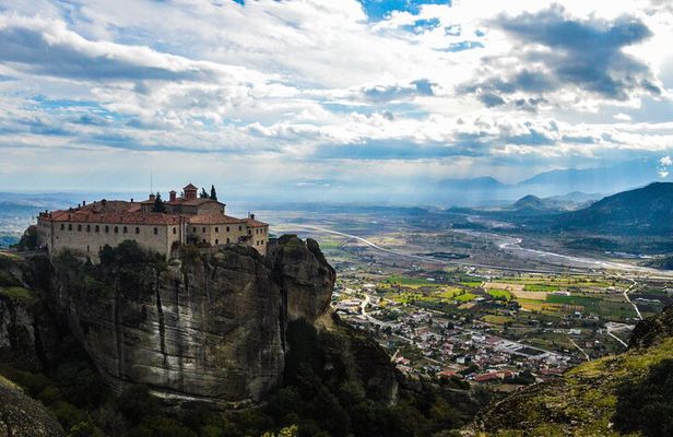 Meteora tour from Volos.A journey through history and nature.