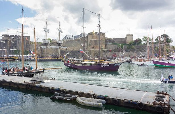 Brest: Historic Walking Tour with Cable Car Tour