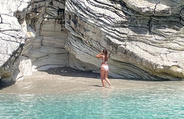 Sarandë: Small-Group Boat Tour with Swim Stops, Drinks & Parasols