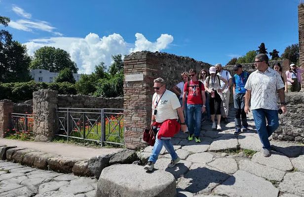 Pompeii Walking Tour: The Real History of the Ruins