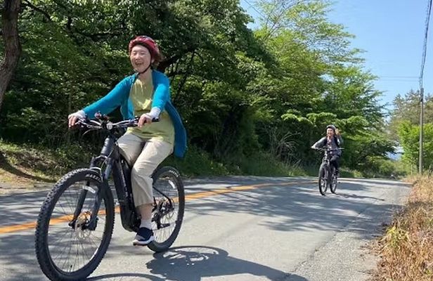 Kanazawa: 2 Hour Bike Tour from Shirakawa-go to Hirase