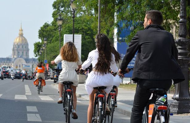 Paris: City Bike Tour on a Dutch Bike