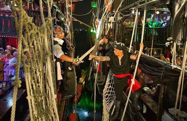 Cancún Pirate Ship Dinner Cruise with Show, Open Bar & 2x1 Offer