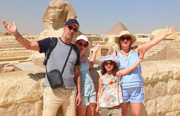 Private Tour: Giza Pyramids, Egyptian Museum, Bazaar & Lunch