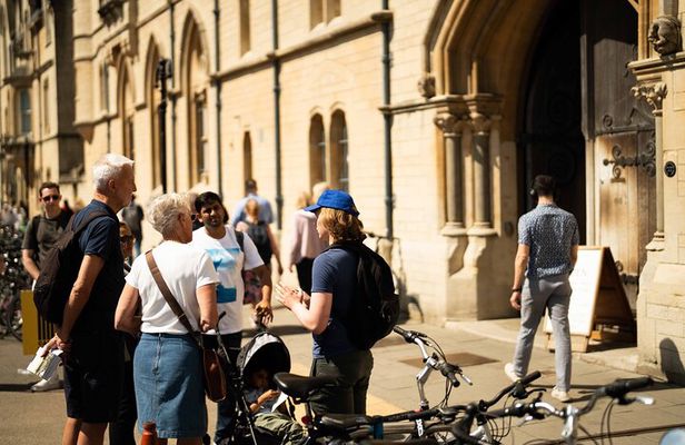Shared | Alumni-led Walking & Punting Tour w/opt New College