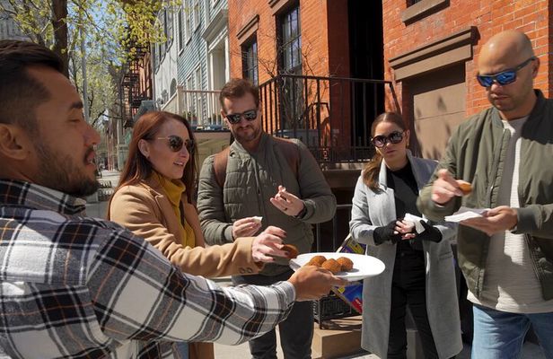 Best of New York Food Tour: 5 dishes plus famous sightseeing!