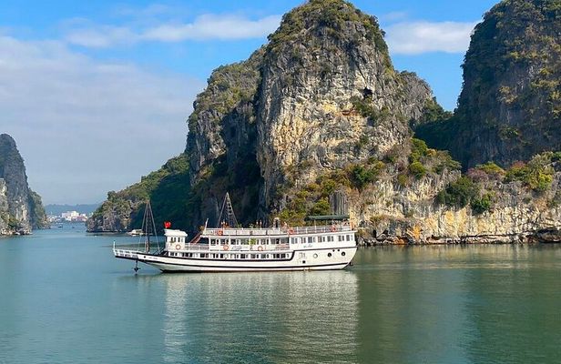 Hanoi: 2-Day Renea Cruises Discover the Beauty of Bai Tu Long