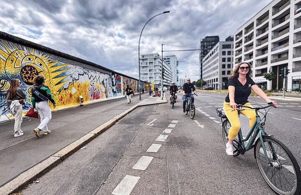 Berlin: Experience Alternative Kreuzberg on a Private Bike Tour