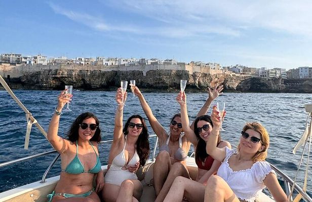 Group boat ride in Polignano between caves, swimming and aperitif