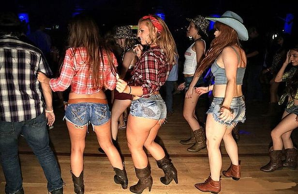 Vegas Country Bar Crawl: Party Bus & Drinks Included