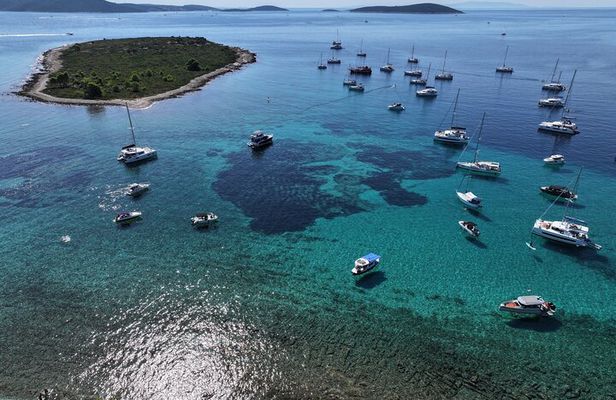 Split/Kaštela/Trogir: Blue Lagoon 3 Islands Tour with drinks