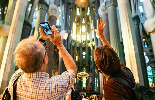 Barcelona: Highlights of Sagrada Familia Max 6 People Guided Tour