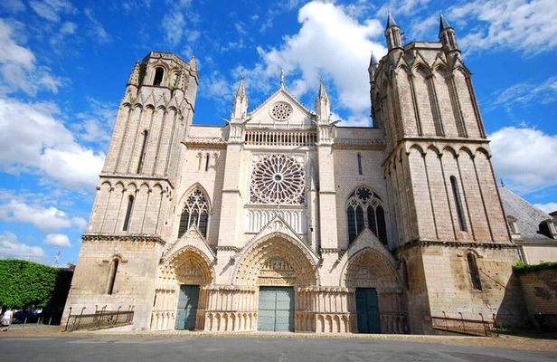 Eleanor of Aquitaine Walking Tour in Poitiers