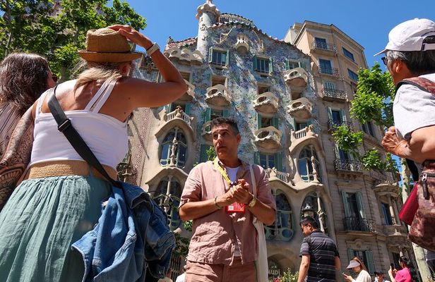 Gaudi in One Day: Sagrada Familia, Park Guell, La Pedrera & Tapas