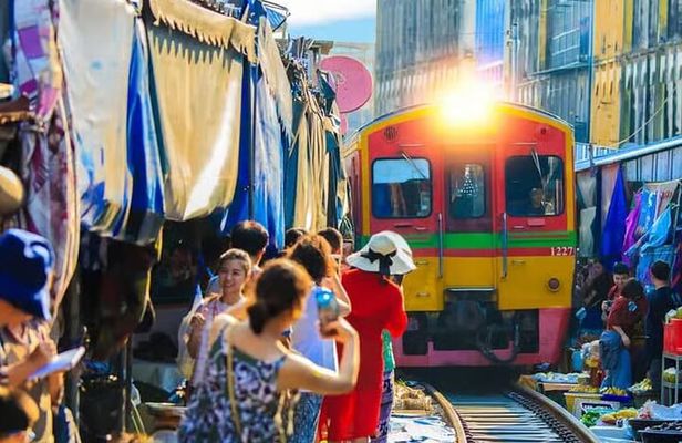 Bangkok 2-Day Tour: Thai Cuisine, Floating, Fun & Train Markets