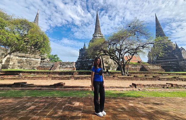 Railway Market Private Tour to Floating Market and Ayutthaya