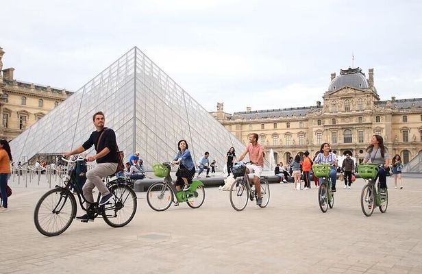 Paris Kickstart in 4 Hours: Bike Tour & Louvre Picnic