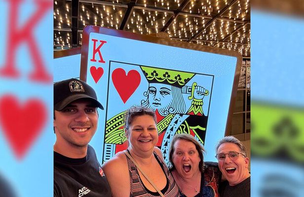 Small Group Vegas Strip Walking Tour with Free Drink