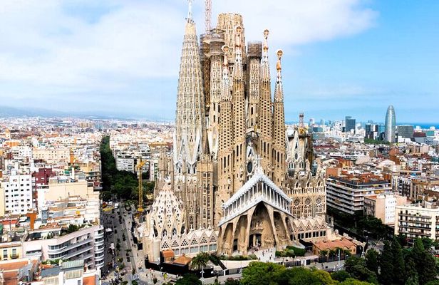 Sagrada Familia Monolingual Tour with Skip the Line Ticket