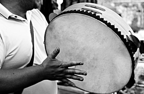 Sounds and Stories with Local Icons in Naples Music Tour