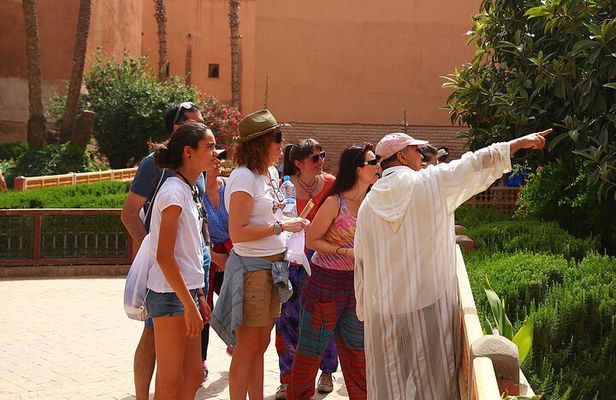 Marrakesh: Bahia Palace, Saadian Tomb, Souk & Medina Walking Tour