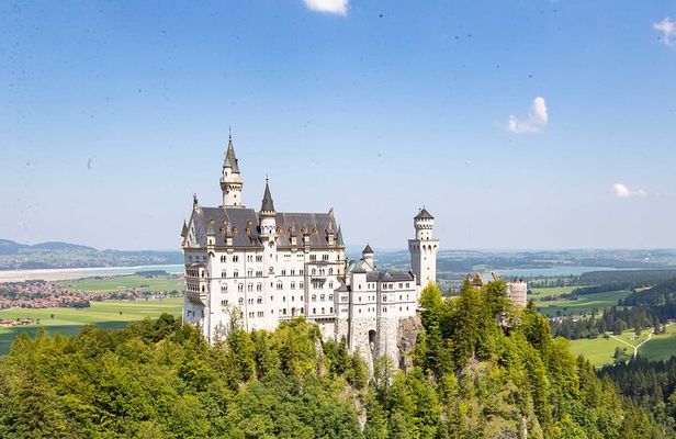 Premium Neuschwanstein Castle and Linderhof VIP Tour from Munich