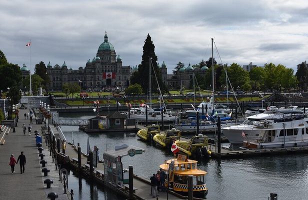 Victoria & Butchart Gardens Tour with Ferry from Vancouver
