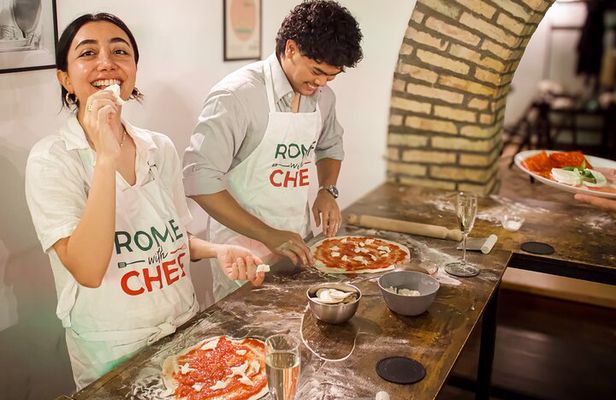 Rome: Hands-On Pizza Making Class with Spritz Mixology
