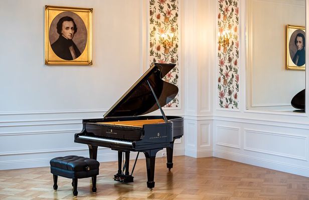 Warsaw Guided Walking Tour with a Private Chopin Concert