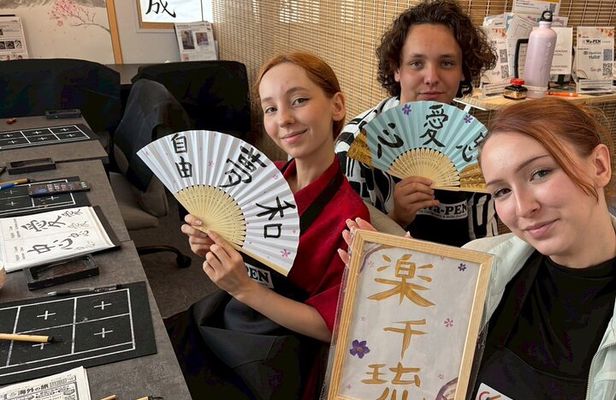 Asakusa：Japanese Calligraphy & Make your original folding fan!