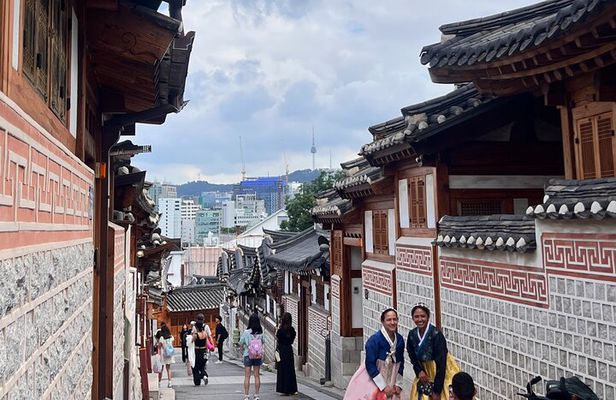 Time Travel in Seoul: Gyeongbokgung Palace, Folk Museum & Bukchon