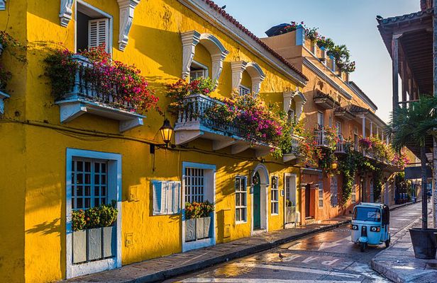 Discover History and Culture with Cartagena Walking Tour
