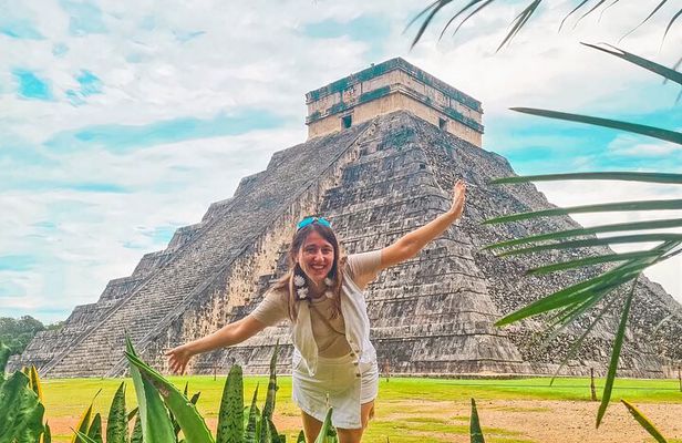 Chichen Itza Deluxe Tour with Mayan Buffet and Cenote Chichikan