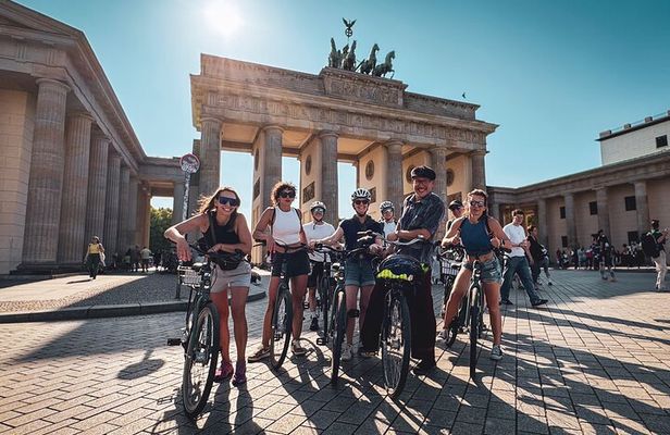 Berlin: Guided Private Bike Tour to Explore the Highlights
