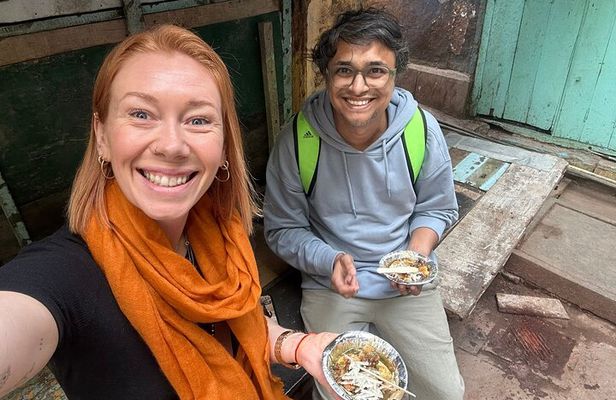 Varanasi at Dawn: Boat Ride & Storytelling Walk Through Old City