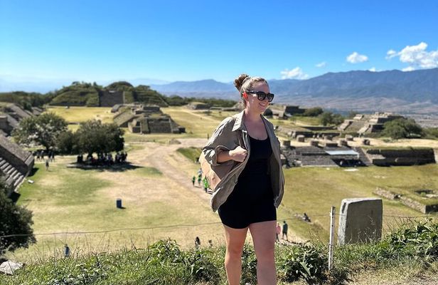 Monte Albán, Hierve el Agua, Mezcal distillery & Teotitlán rugs