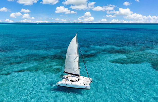 Afternoon Catamaran to Isla Mujeres: Snorkel, Open Bar & Sunset