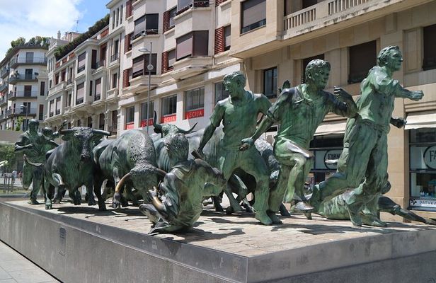 Pamplona Highlights Walking Tour with Coffee and Churros Break