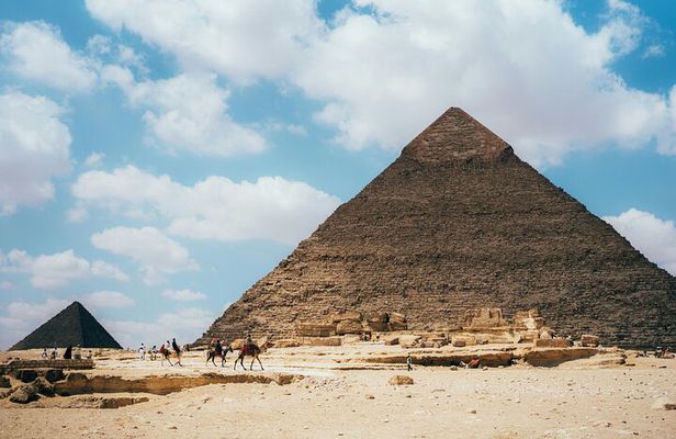 VIP Cairo and Giza Pyramids Tour with Guide and Local Culture 