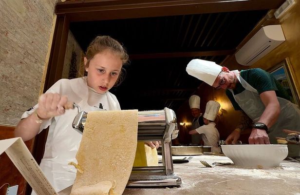 Rome Pasta and Tiramisu Class: Ravioli, Fettuccine & Fine Wine 5*