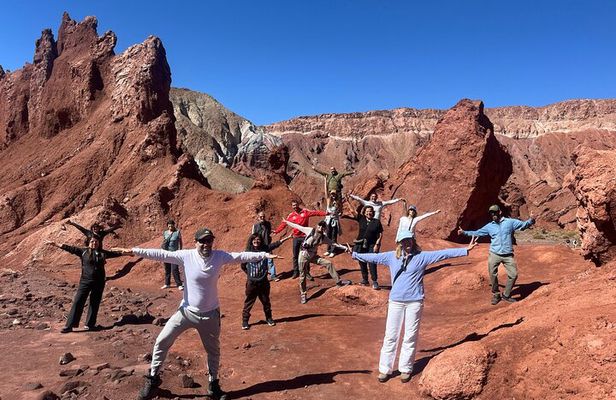 Tour of the Rainbow Valley and Petroglyphs of Yerbas Buenas