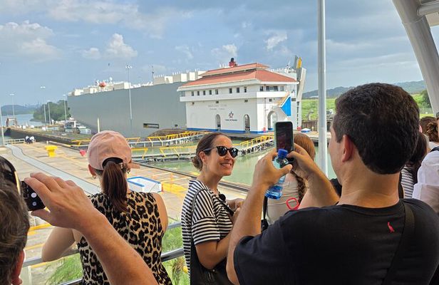 Private Layover Panama Canal & City Tour