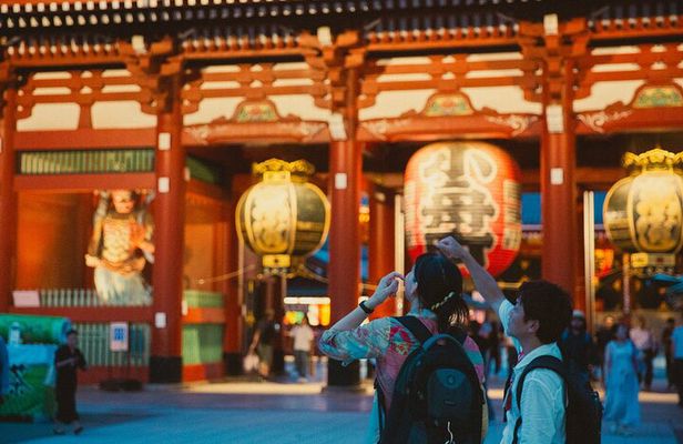 Tokyo: Asakusa Photogenic Night Walk with 1 drink